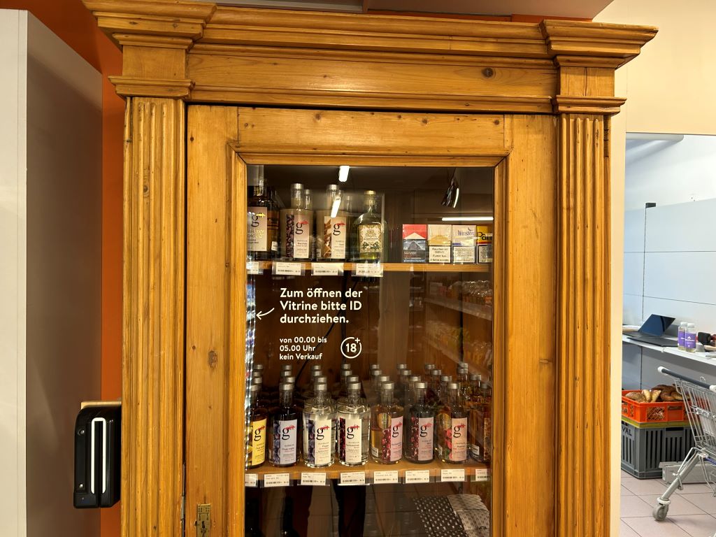 Dank Digitalisierung im Detailhandel: Digital gesicherte Vitrine für den Alkoholverkauf im La stizun in Vignon.