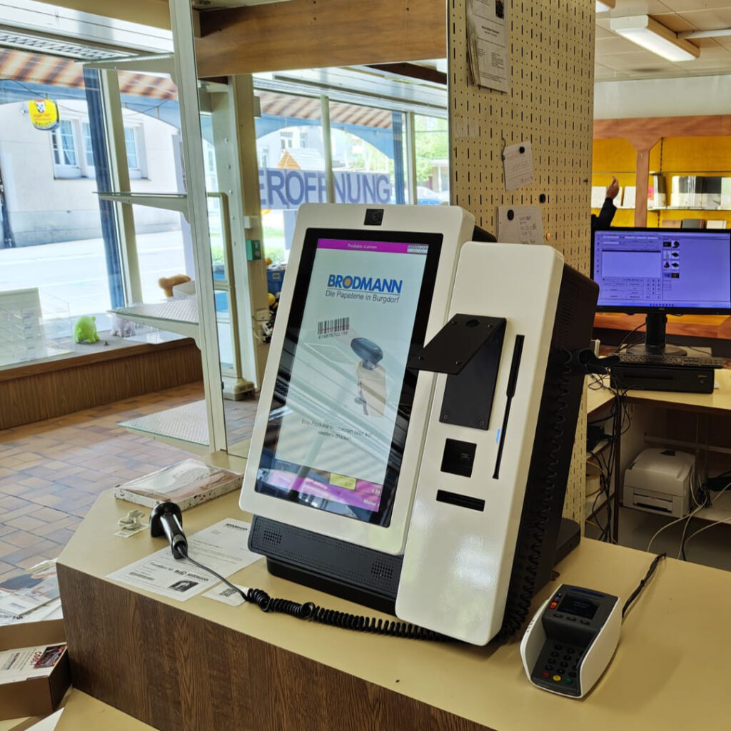 Curion Self Checkout in der Pop-up-Filiale Worb der Papeterie Brodmann und von Ritas Schirmwelt