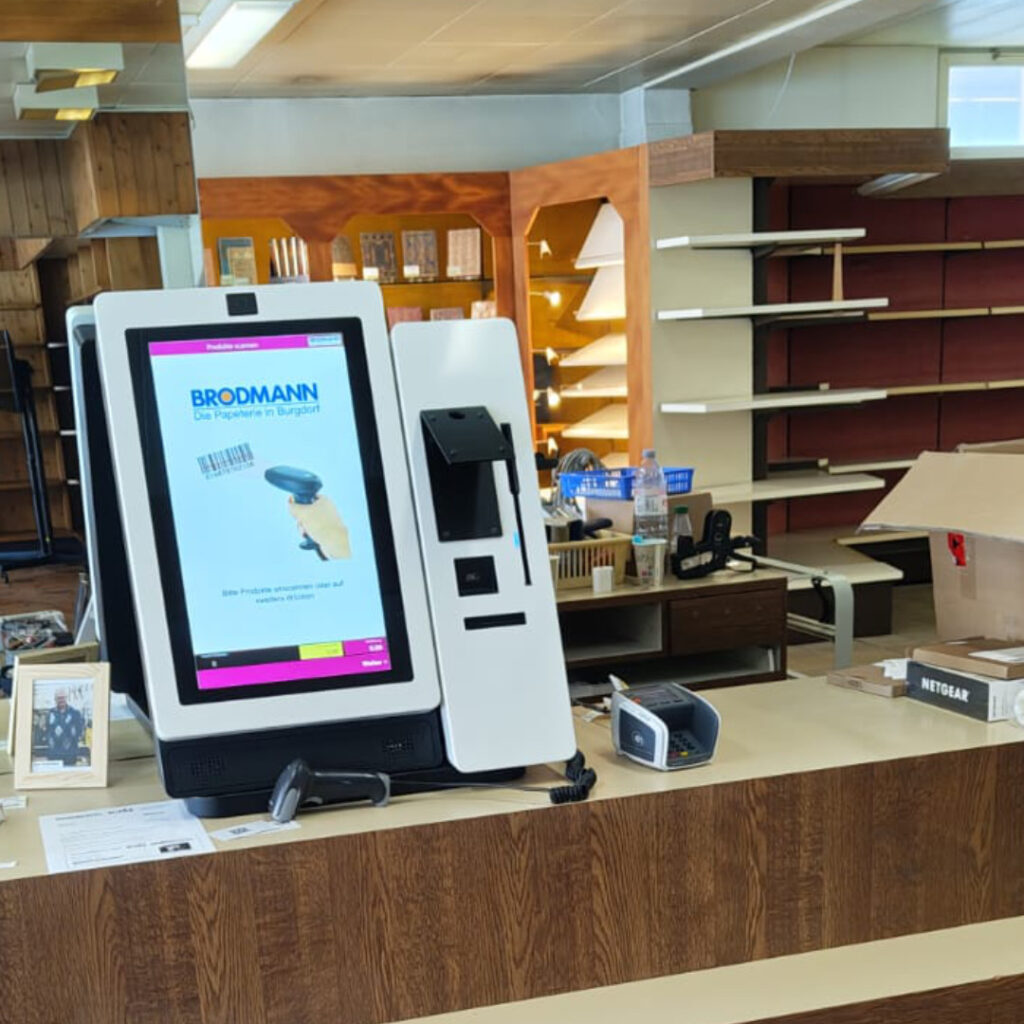 Curion Self Checkout in der Pop-up-Filiale Worb der Papeterie Brodmann und von Ritas Schirmwelt